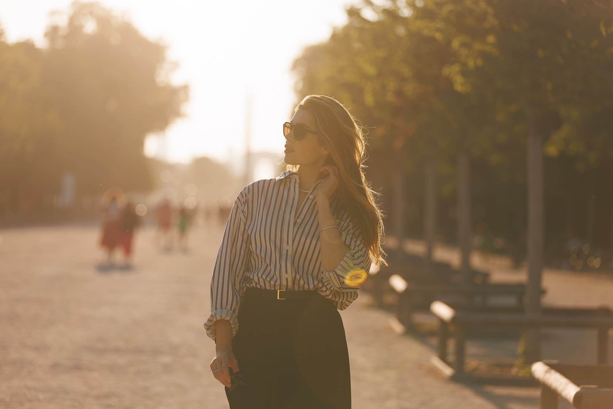 Shooting photo lumière douce – femme dans un parc Shooting photo lumière douce – femme dans un parc