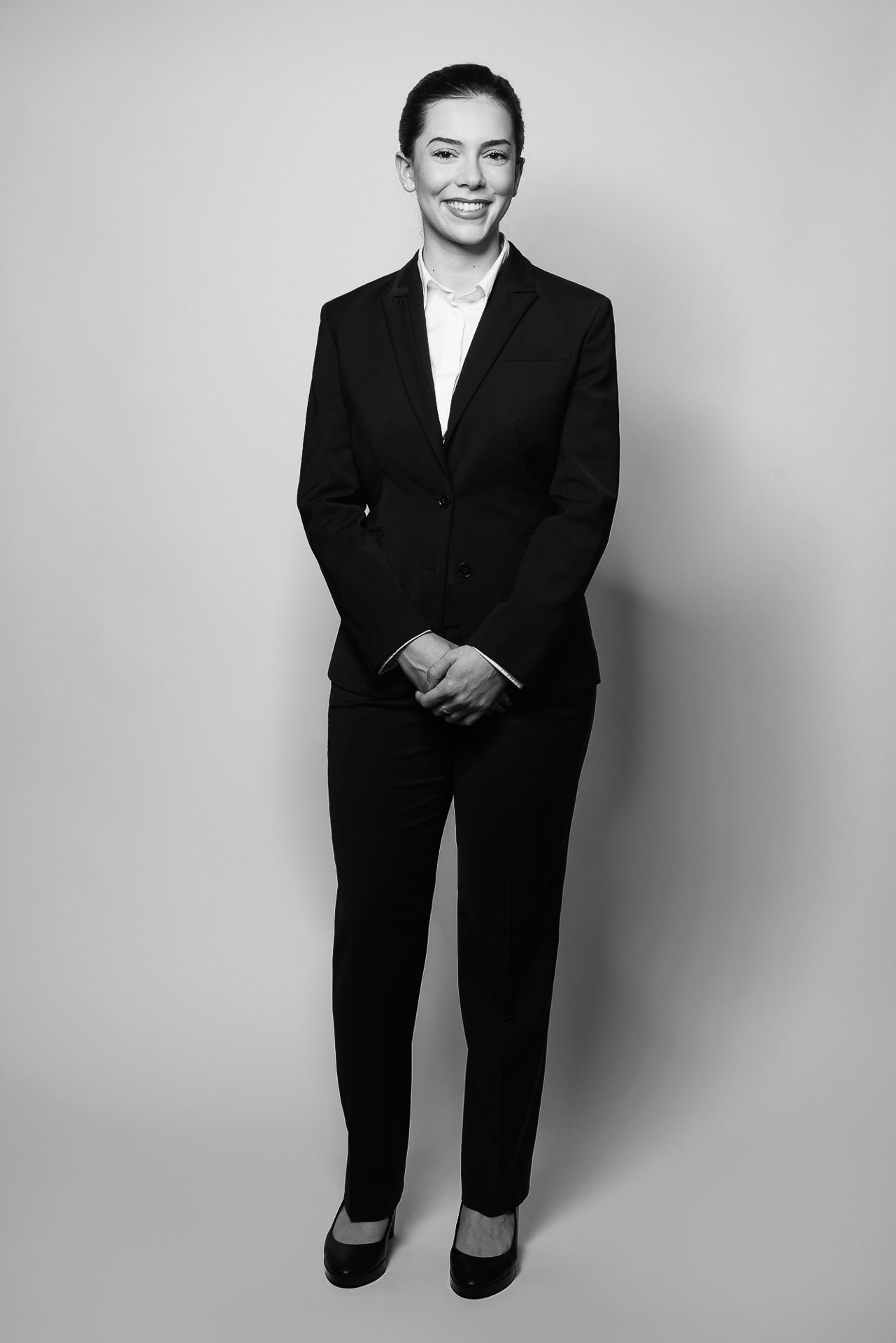 Photo en pied d’une hôtesse de l’air à Paris Photo en pied d’une hôtesse de l’air à Paris