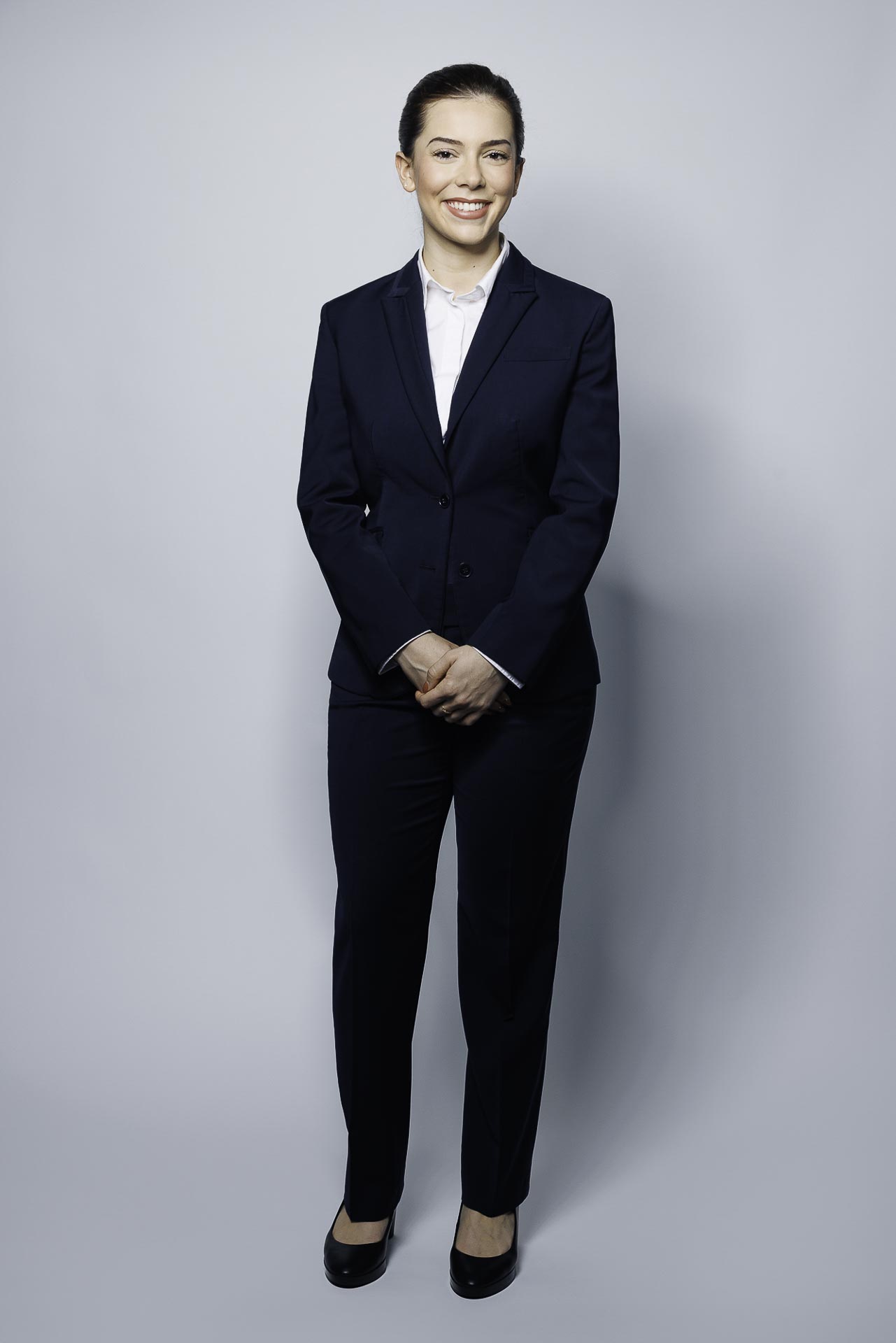 Photo en pied d’une hôtesse de l’air à Paris Photo en pied d’une hôtesse de l’air à Paris