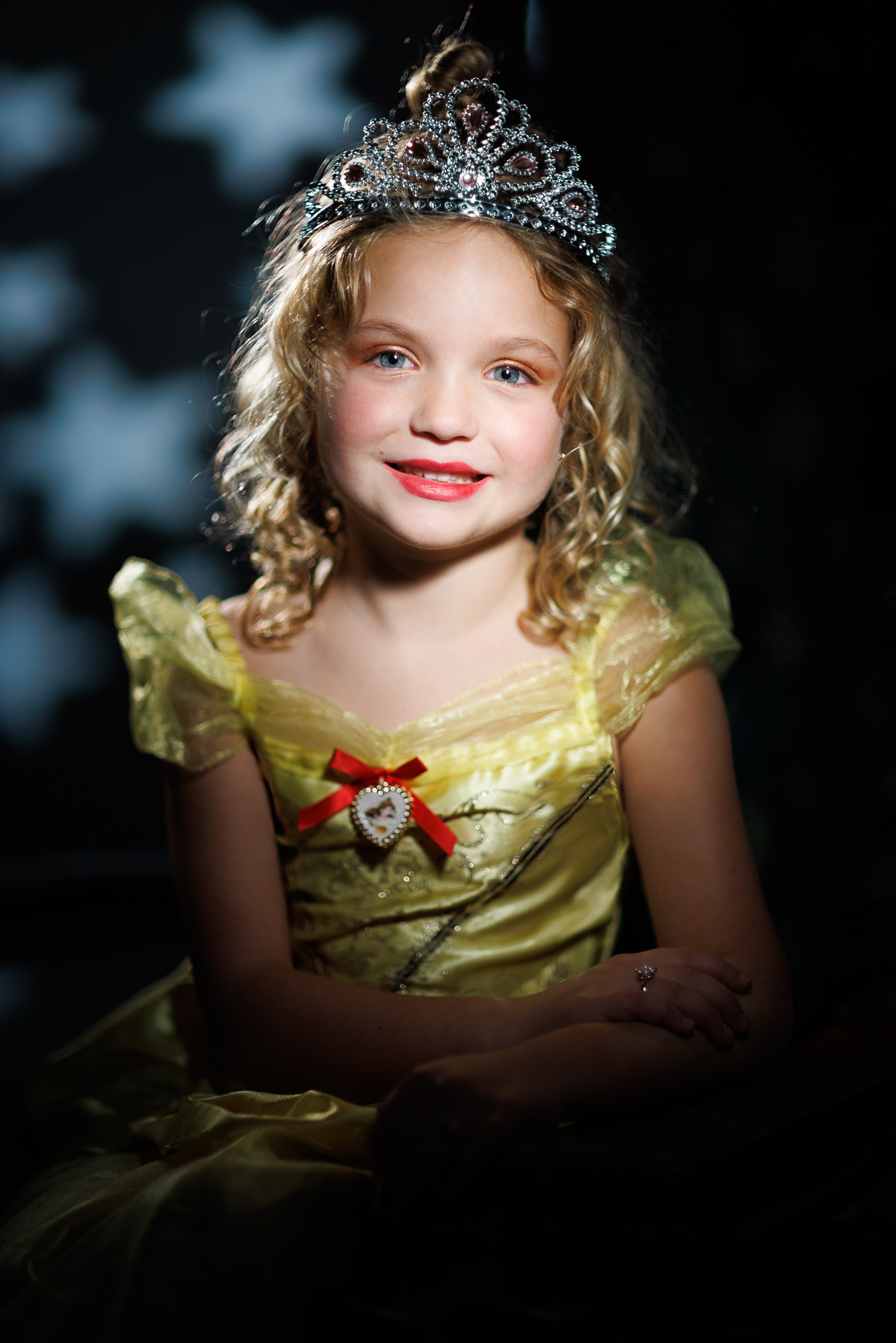 Portrait enfant en costume – studio années 30 revisité Portrait enfant en costume – studio années 30 revisité