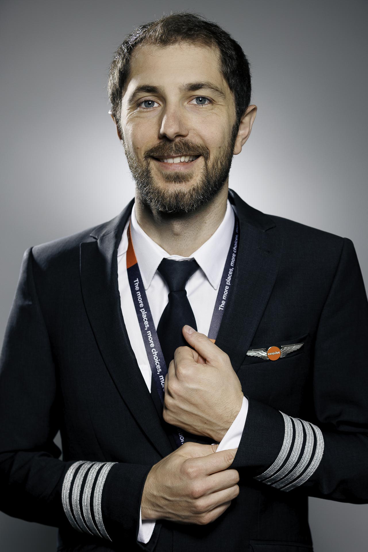 Séance photo de steward PNC à Paris, regard confiant et tenue sobre. Séance photo de steward PNC à Paris, regard confiant et tenue sobre.