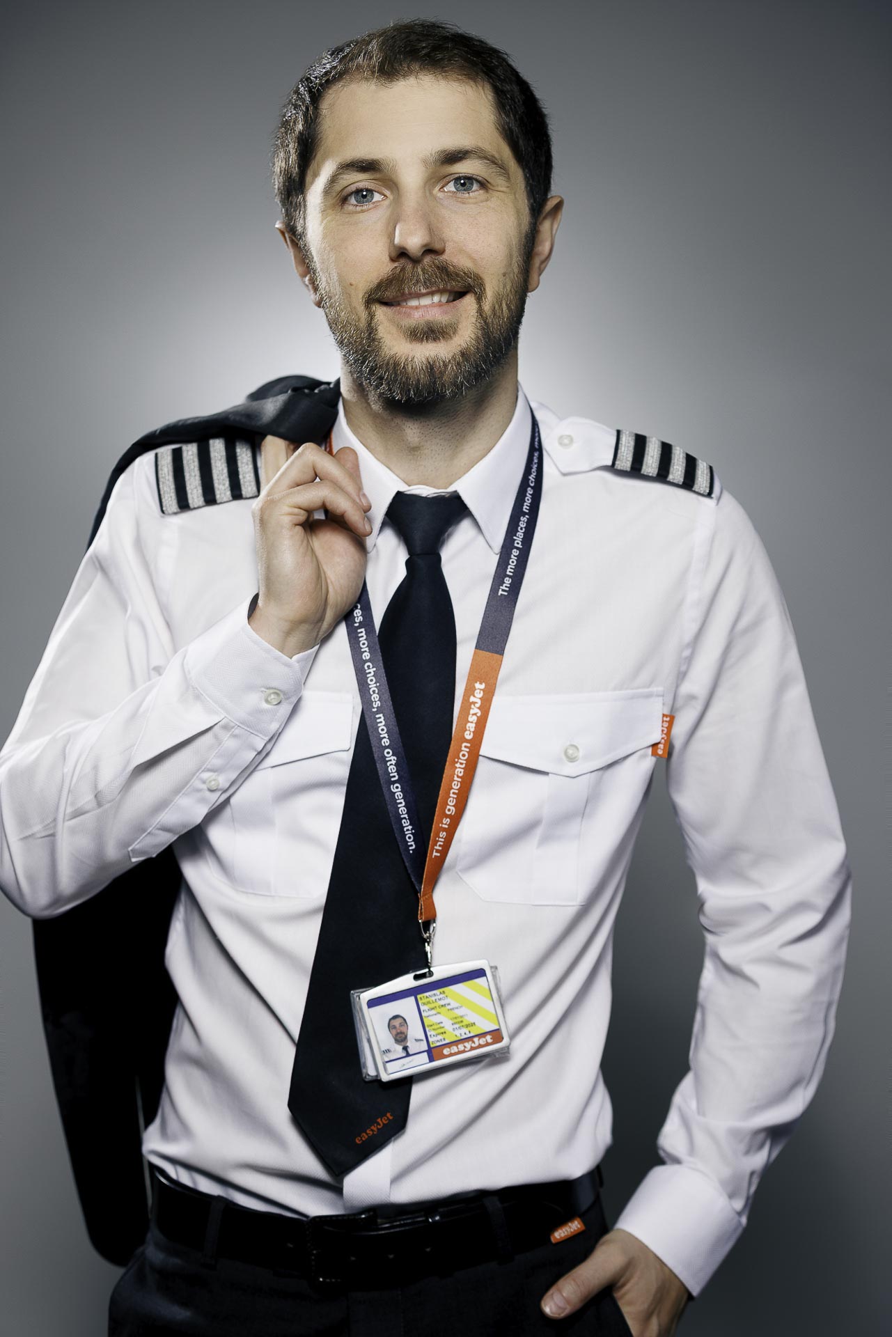 Photo dynamique d’un steward PNC à Paris, regard hors champ et expression confiante. Photo dynamique d’un steward PNC à Paris, regard hors champ et expression confiante.