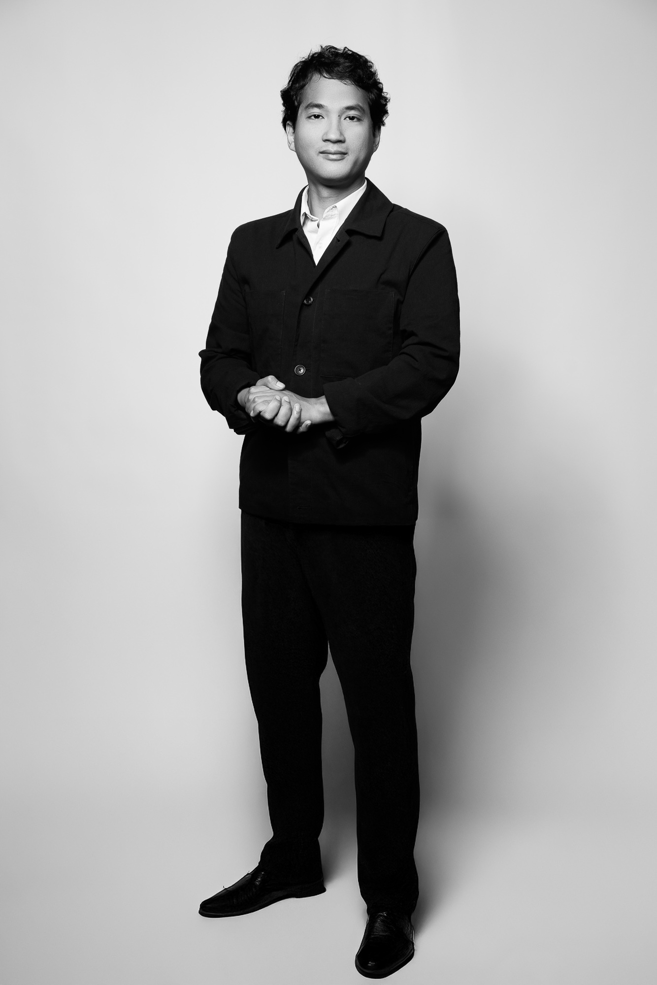 Photo en peid de steward en studio noir et blanc Photo en peid de steward en studio noir et blanc