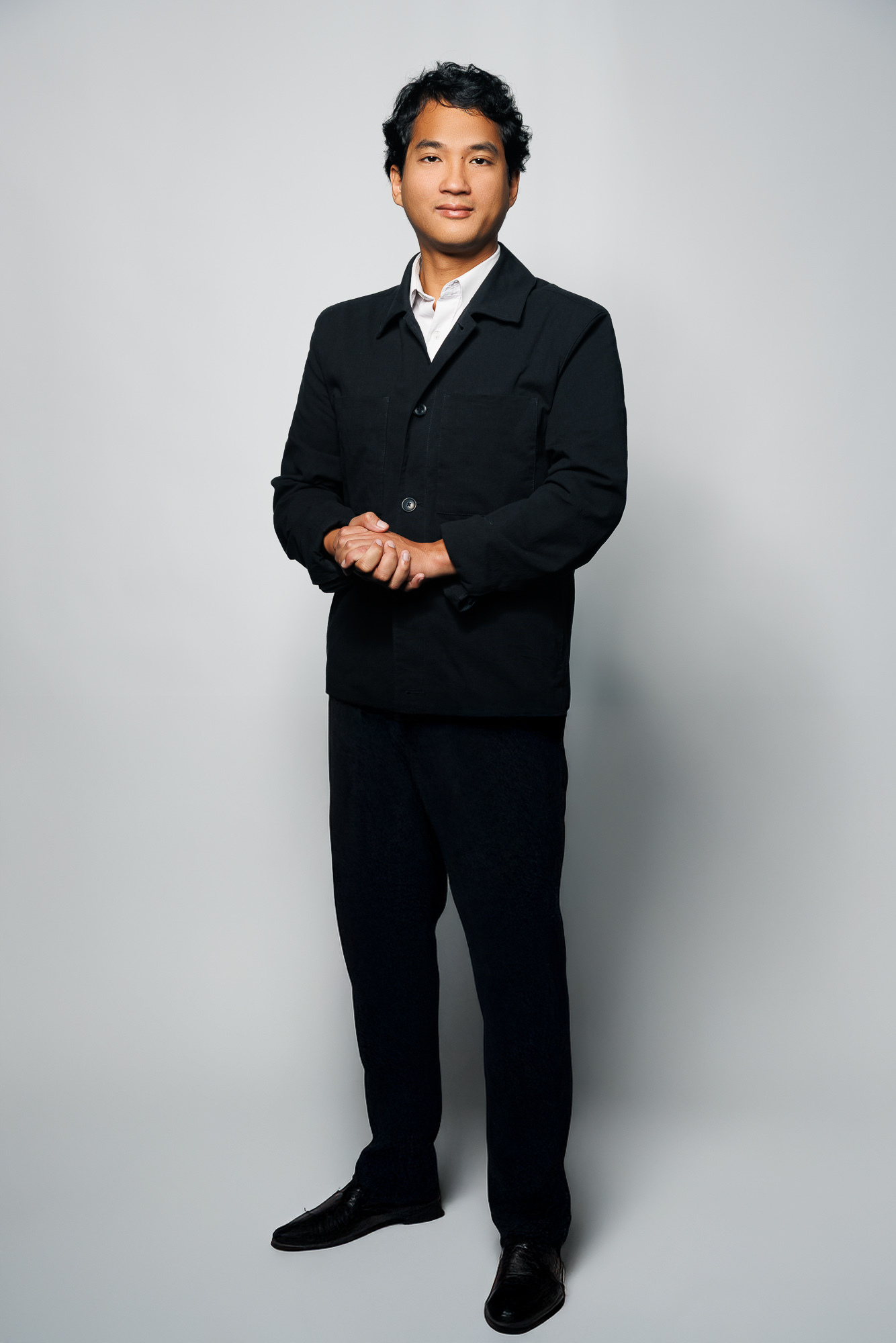 Photo en peid de steward en studio Photo en peid de steward en studio