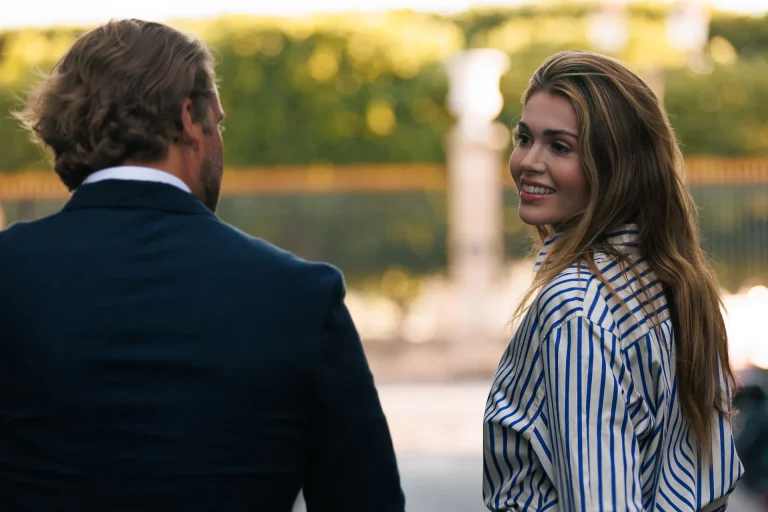 Photographe couple Paris – portrait en chemise blanche Photographe couple Paris – portrait en chemise blanche