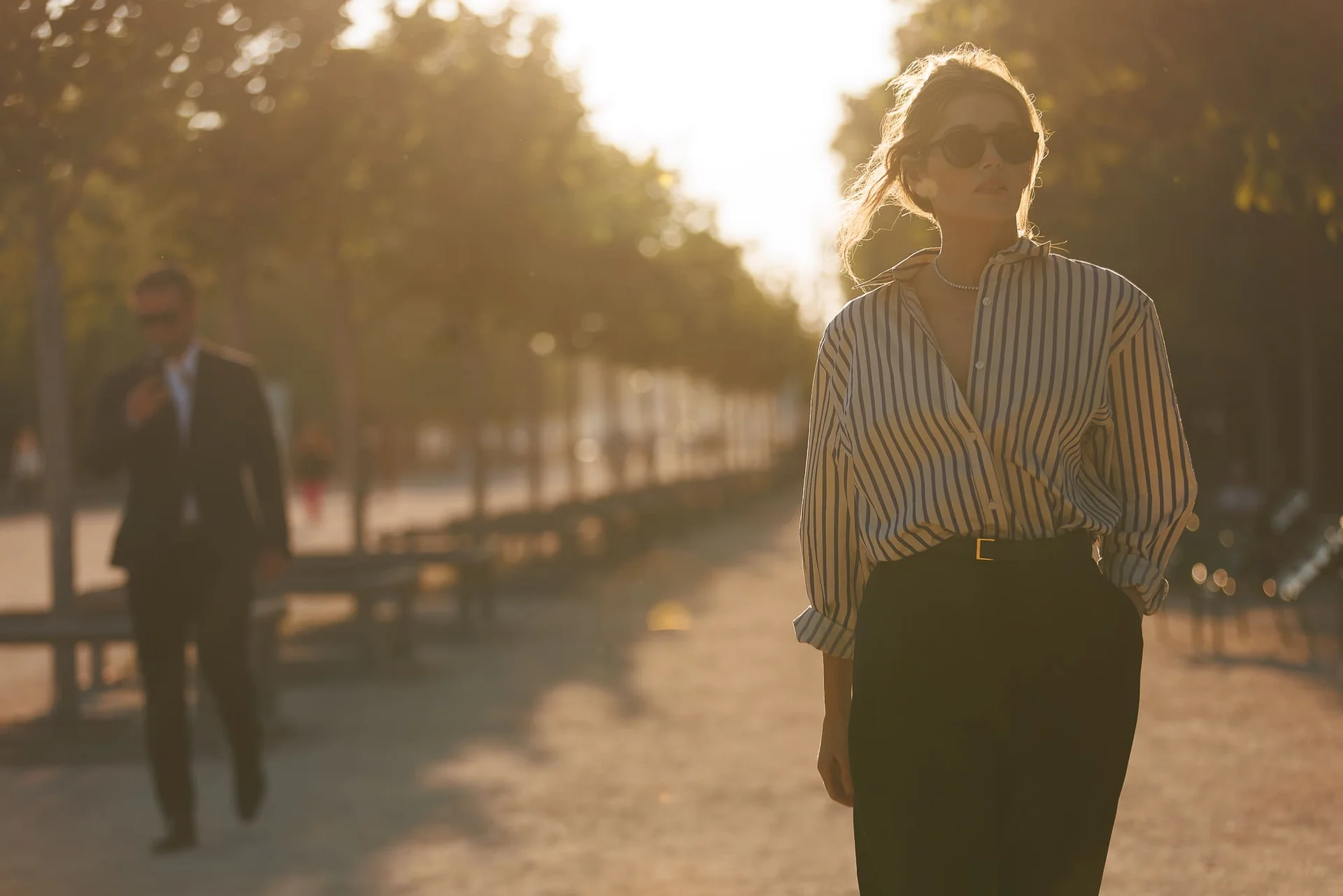 Photographe golden hour Paris – portrait avec lunettes