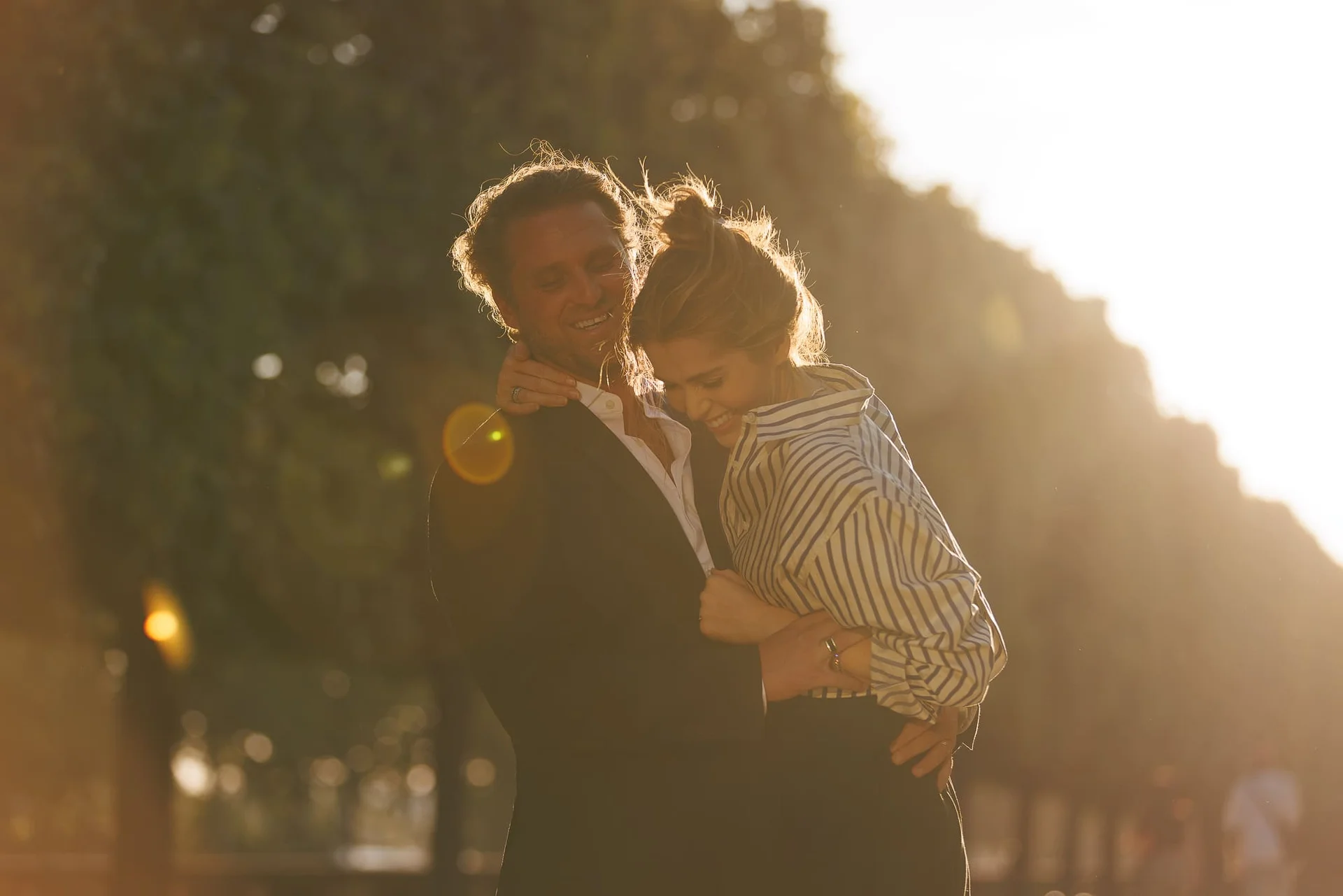 Photographe golden hour Paris – portrait en extérieur