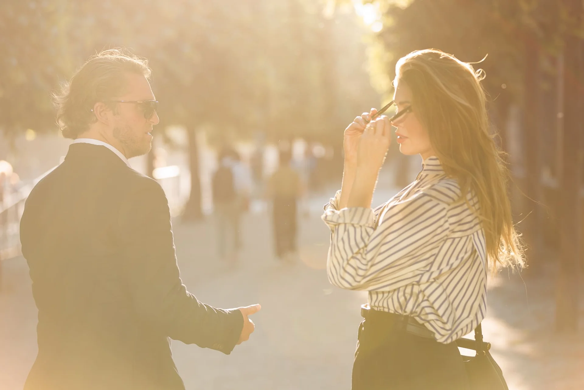 Photographe golden hour Paris – portrait avec lunettes