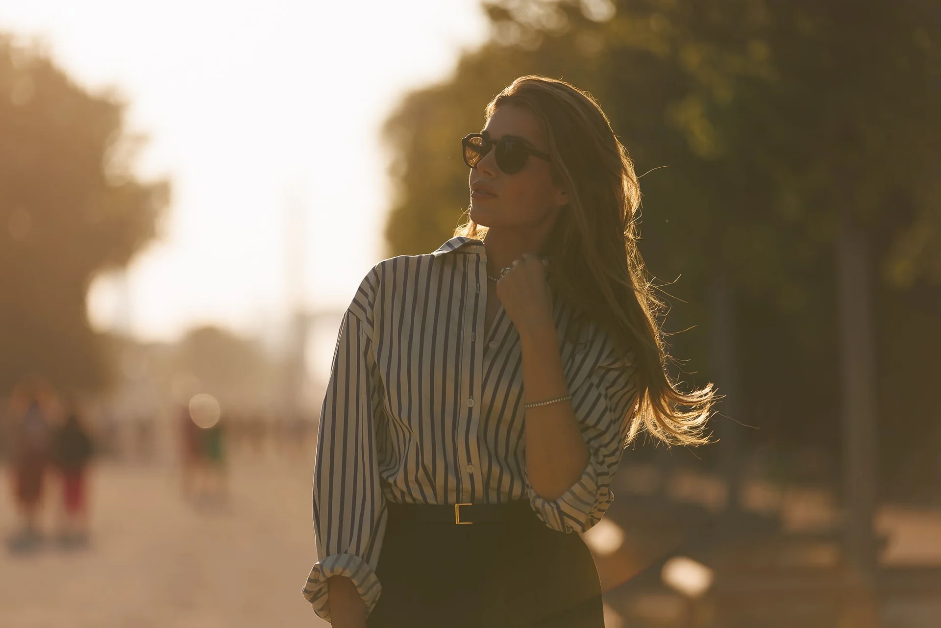 Photographe golden hour Paris – portrait avec lunettes