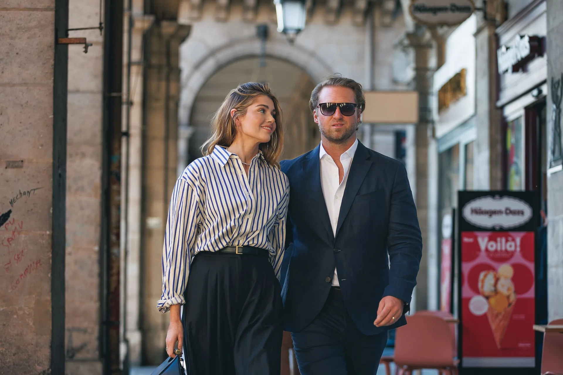 Photographe golden hour Paris – portrait avec lunettes