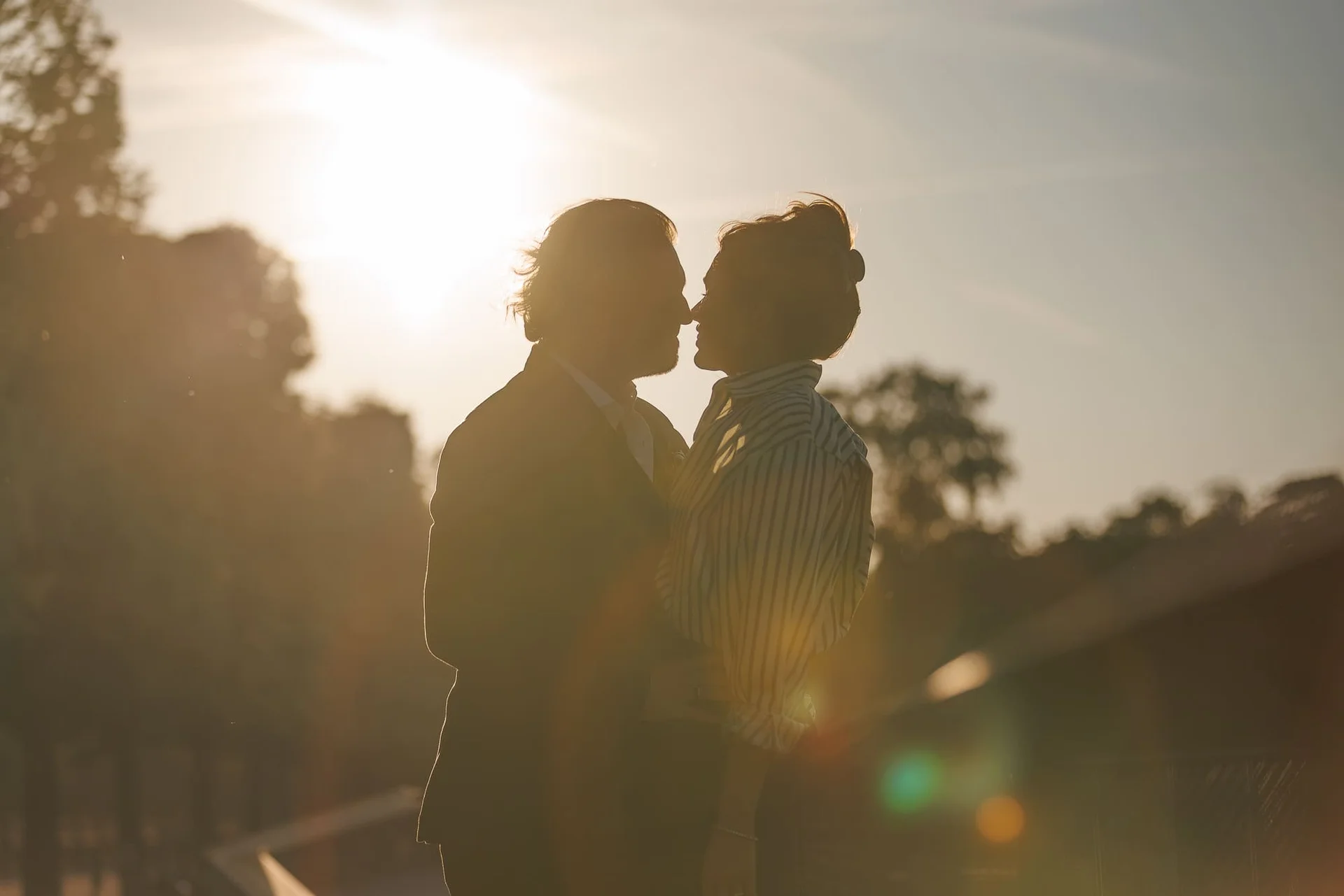 Photographe golden hour Paris – portrait en extérieur