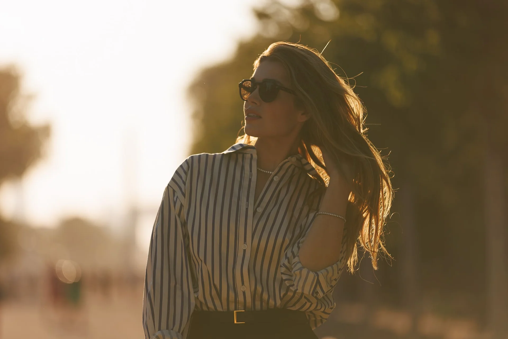 Photographe golden hour Paris – portrait avec lunettes
