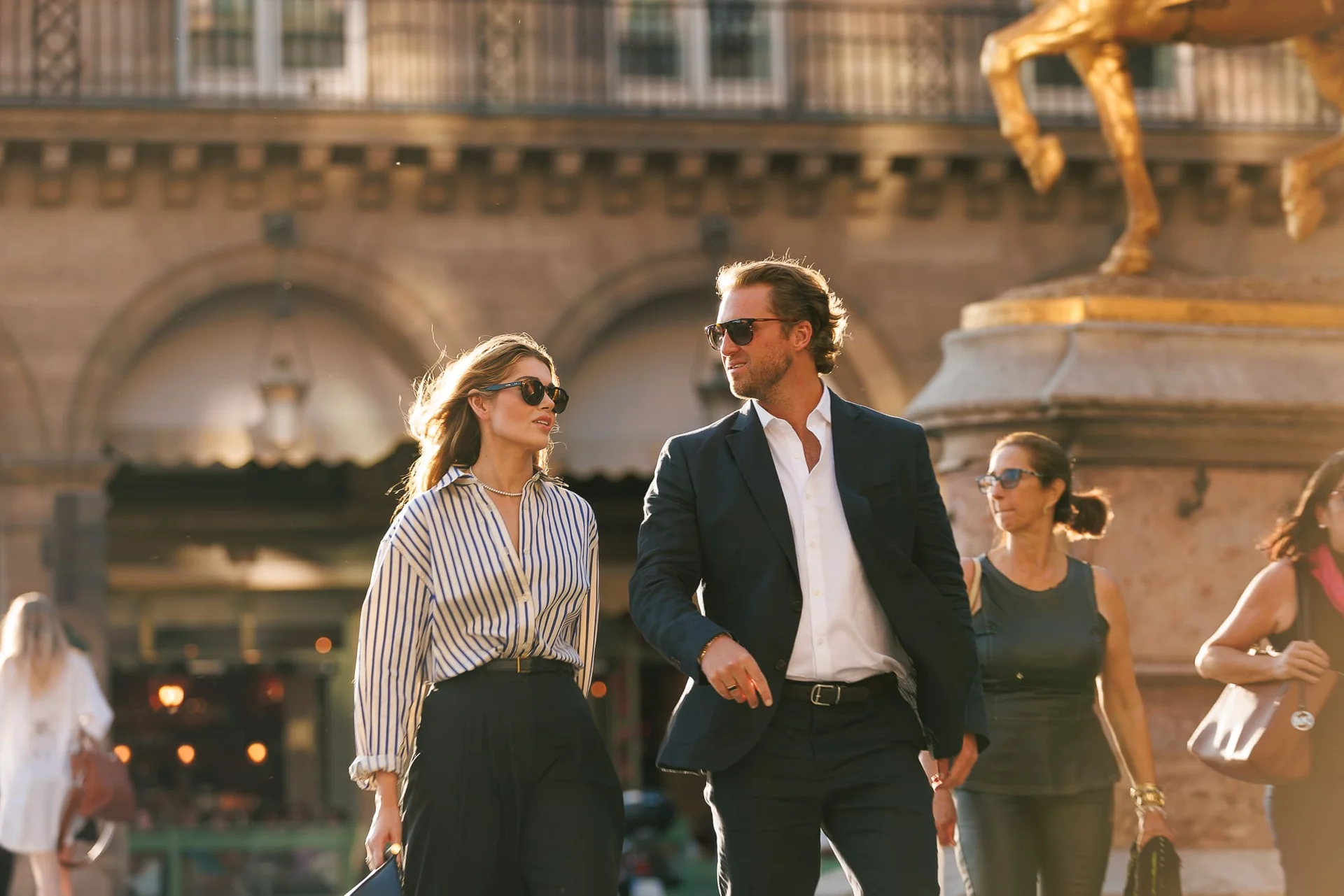 Photographe golden hour Paris – portrait avec lunettes