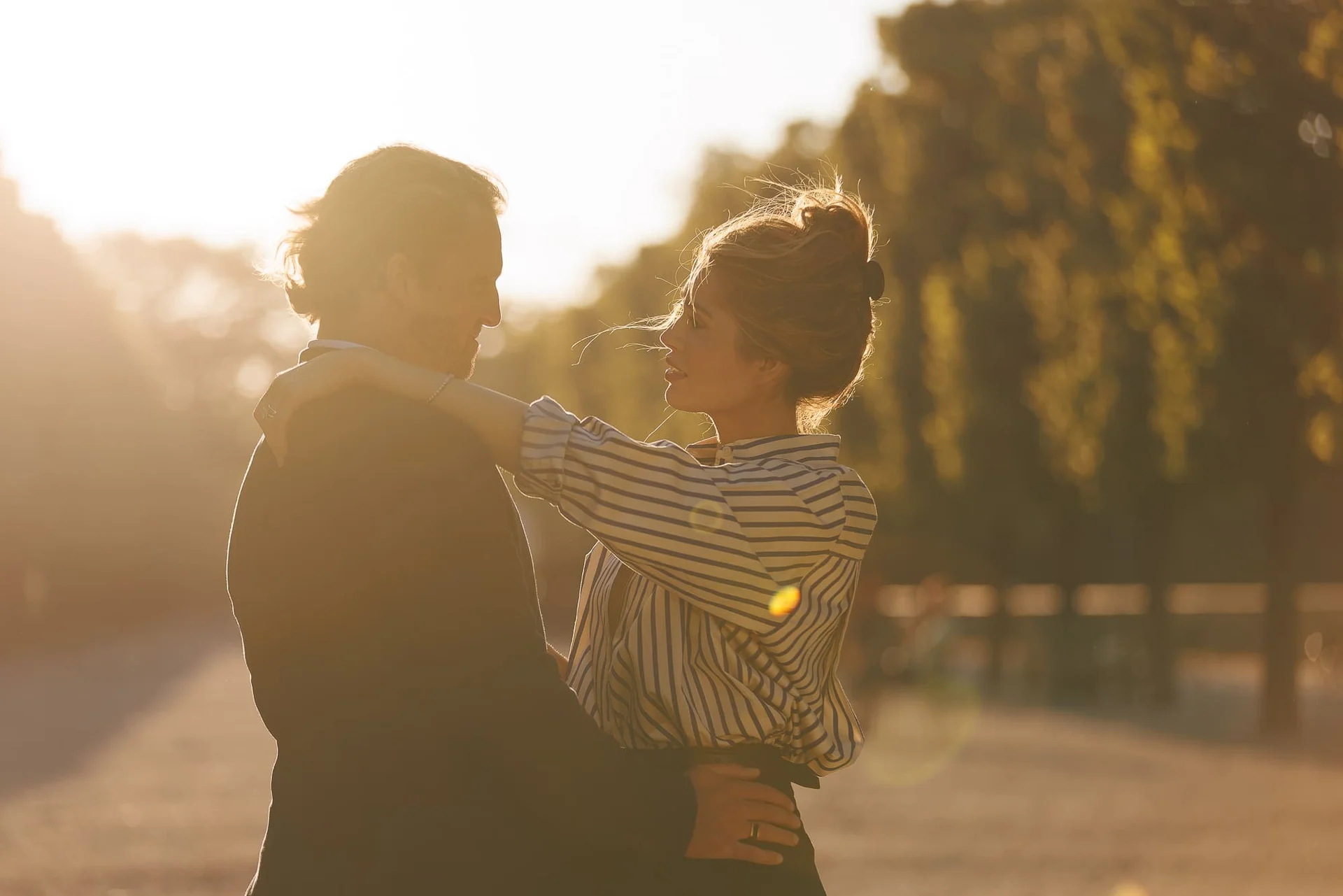 Photographe golden hour Paris – portrait en extérieur