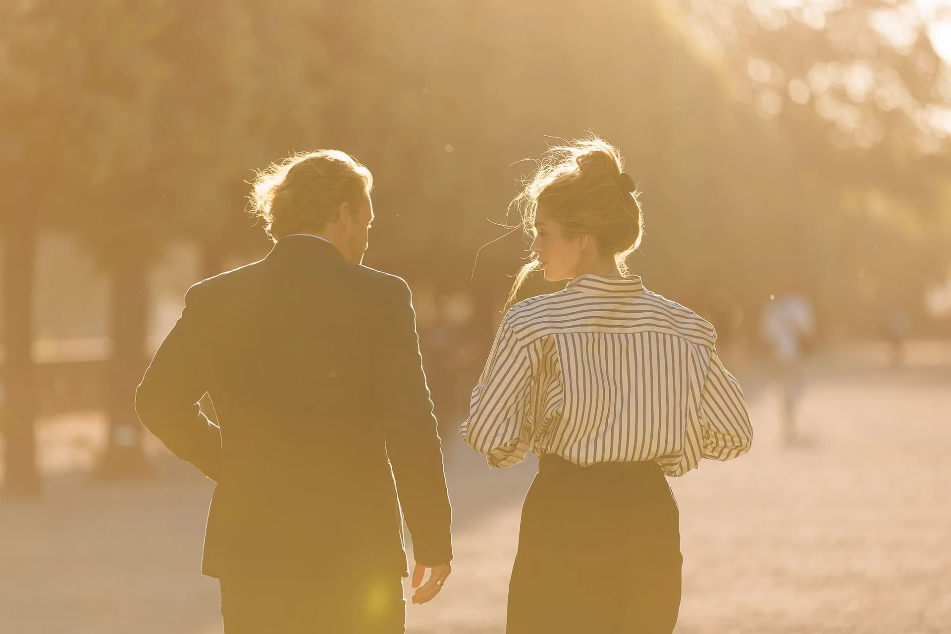Photographe golden hour Paris – portrait en extérieur