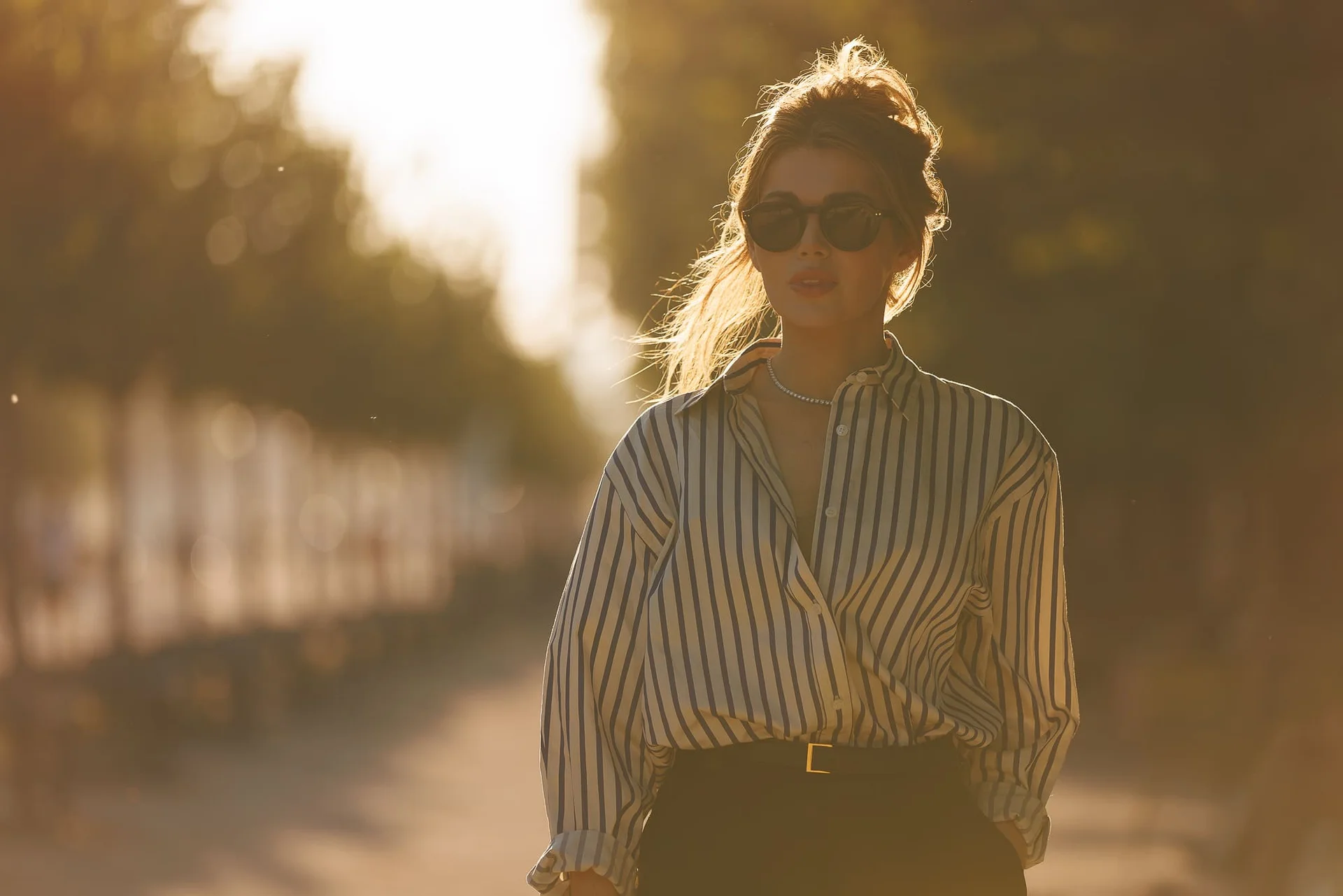 Photographe golden hour Paris – portrait avec lunettes