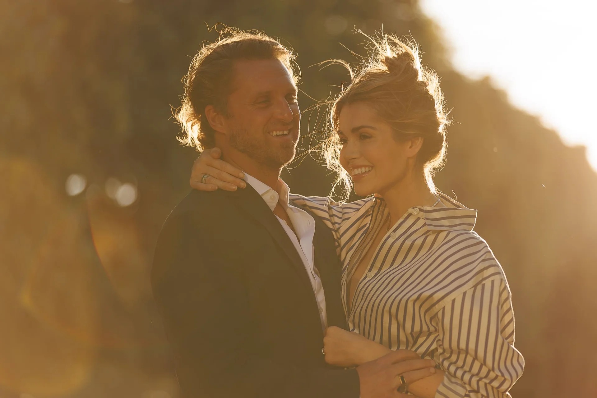 Photographe golden hour Paris – portrait en extérieur