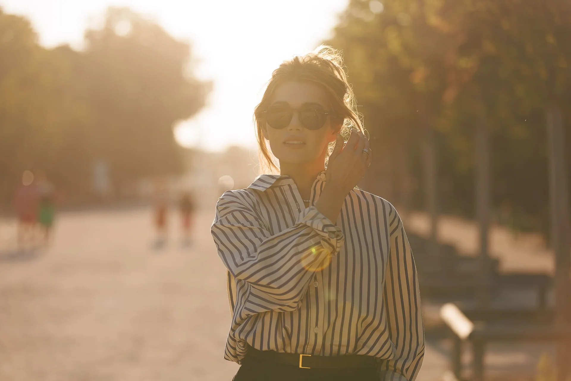 Photographe golden hour Paris – portrait avec lunettes