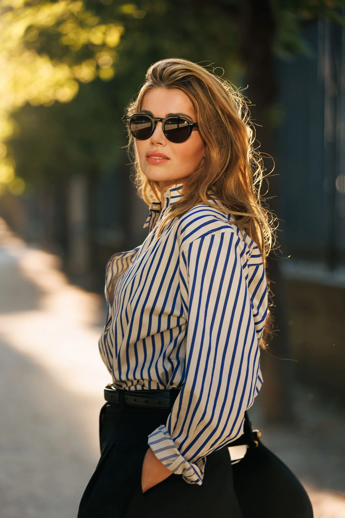 Photographe golden hour Paris – portrait avec lunettes