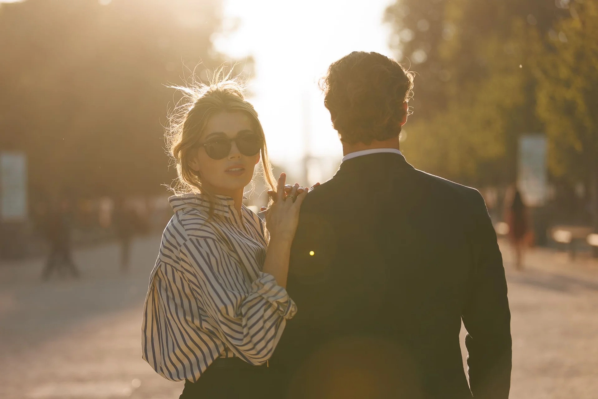 Photographe golden hour Paris – portrait avec lunettes