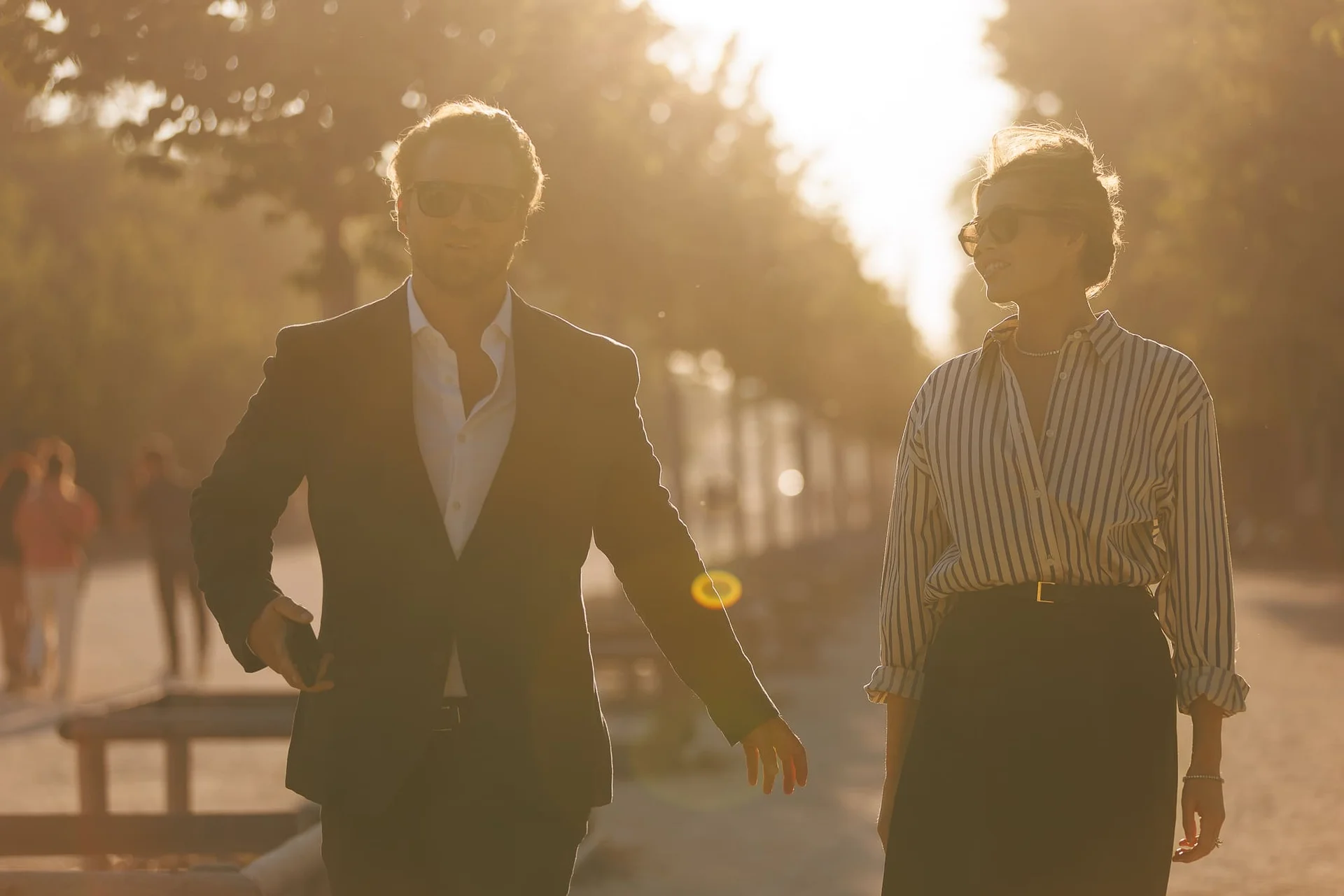Photographe golden hour Paris – portrait avec lunettes