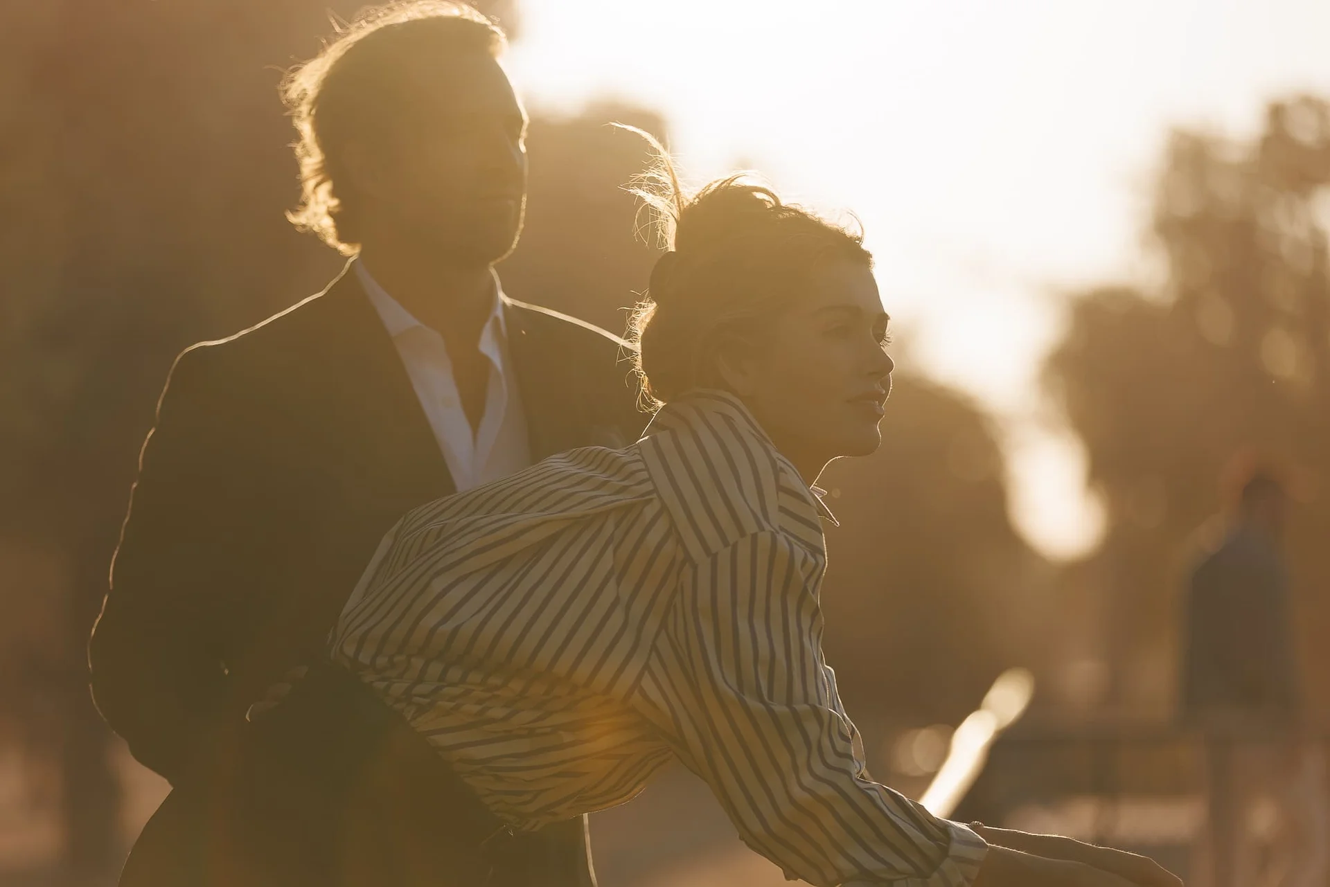 Photographe golden hour Paris – portrait en extérieur
