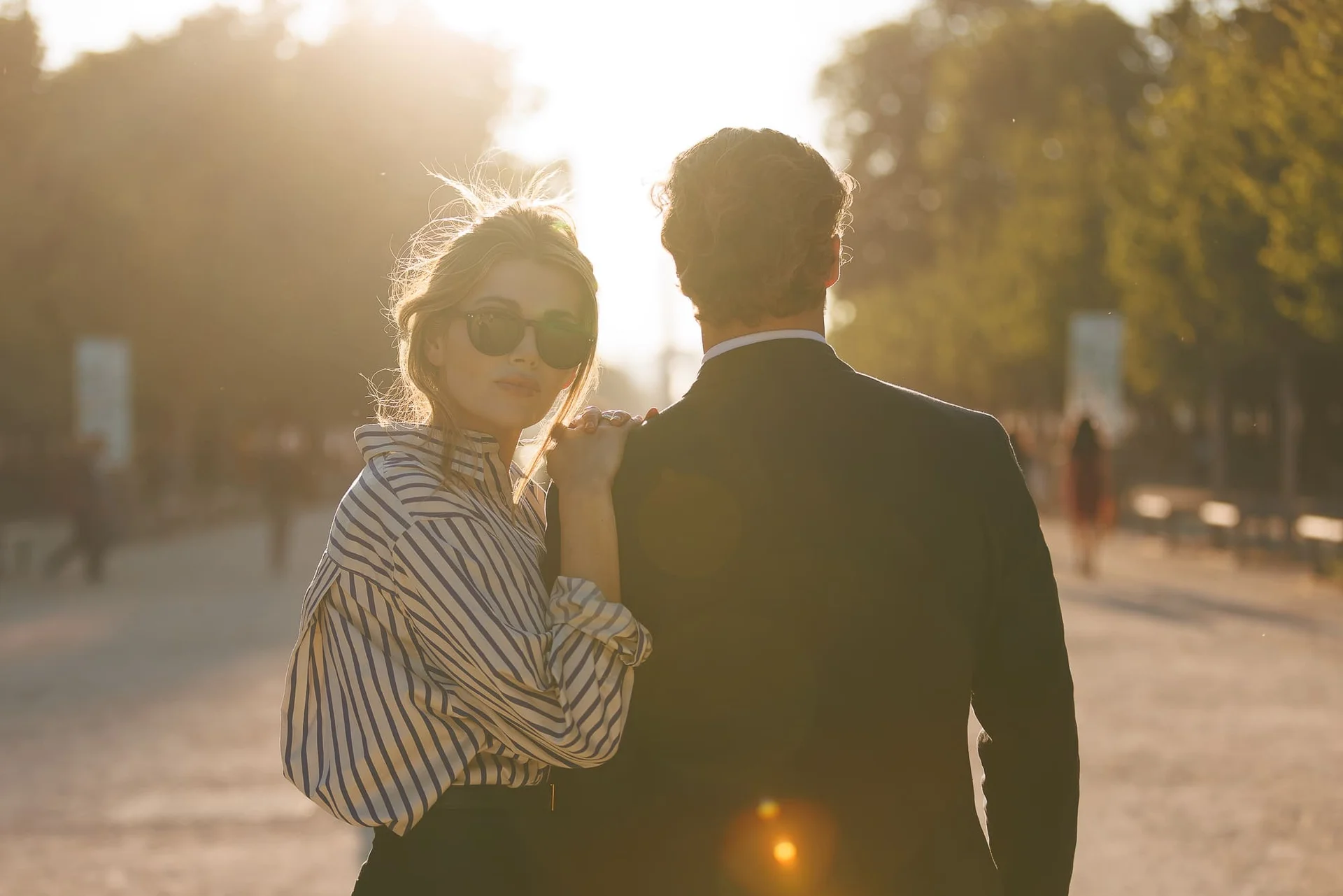 Photographe golden hour Paris – portrait avec lunettes
