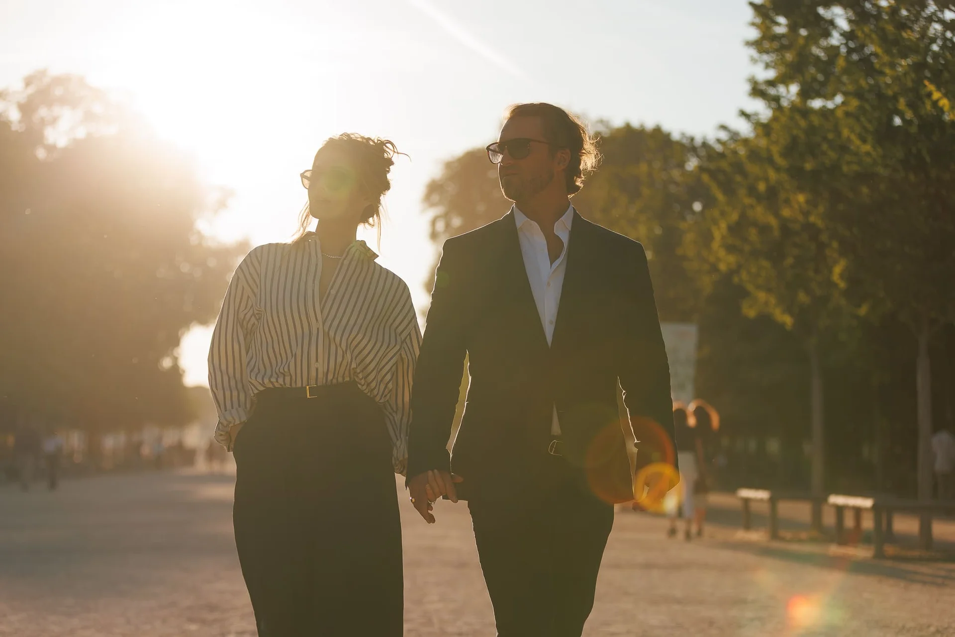 Photographe golden hour Paris – portrait avec lunettes