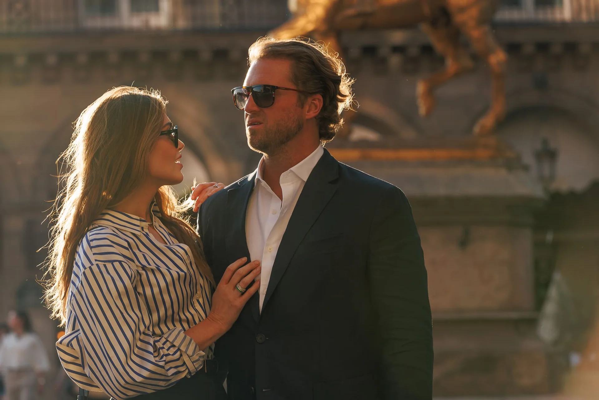 Photographe golden hour Paris – portrait avec lunettes