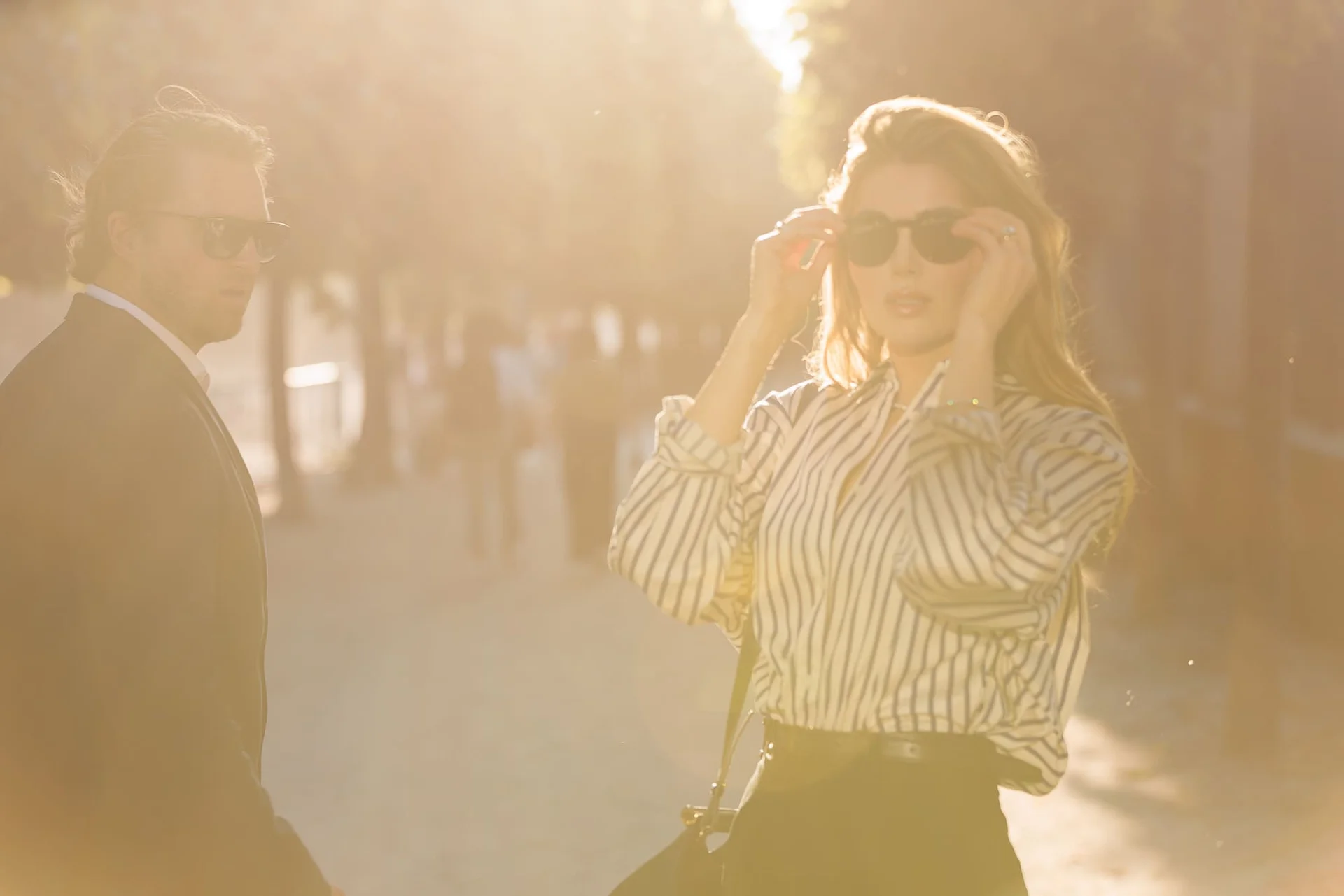 Photographe golden hour Paris – portrait avec lunettes