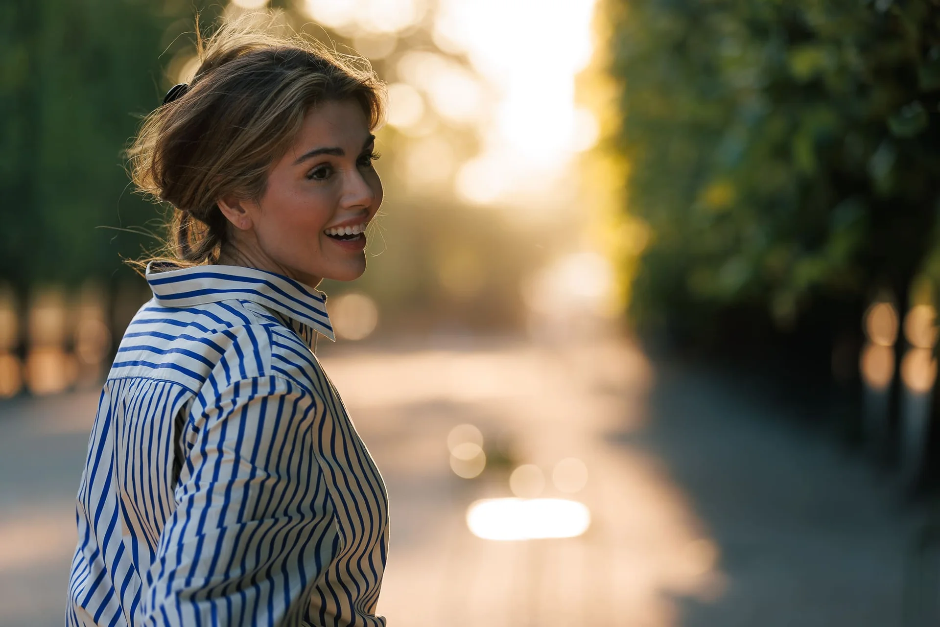 Photographe golden hour Paris – portrait en chemise blanche