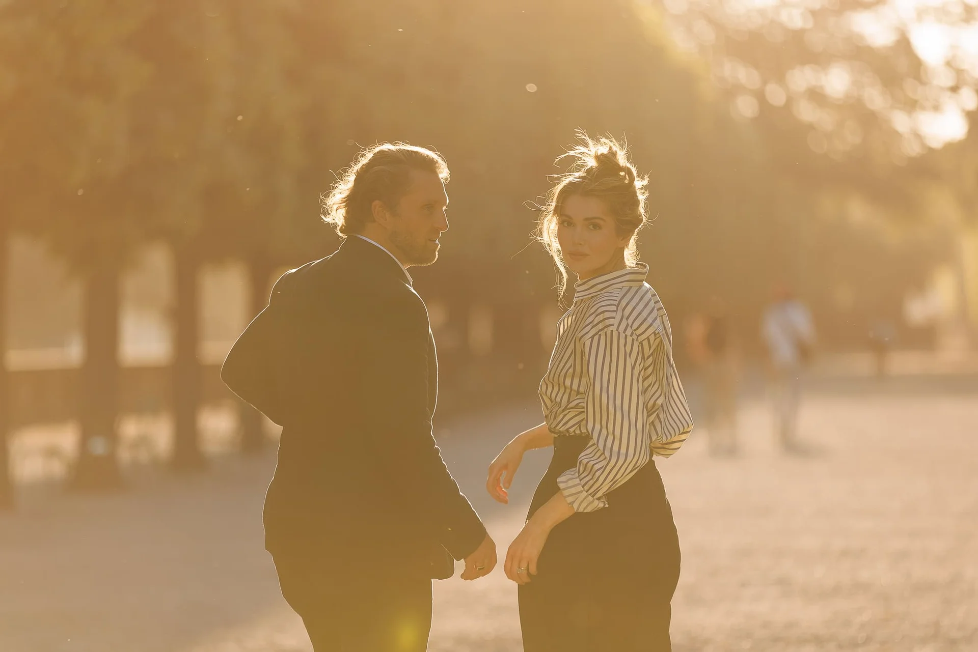 Photographe de shooting à Paris – portrait en tenue sombre