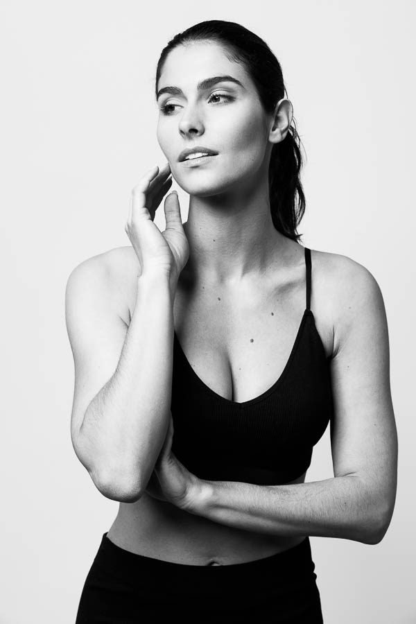 Photographe Polas mannequin à Paris – Tenue de sport noire en noir et blanc Shooting couple au naturel dans un parc parisien