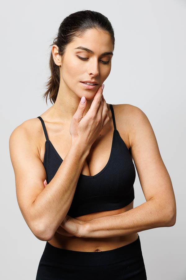 Photographe Polas Paris – look sport sobre et raffiné Séance photo couple en parc parisien