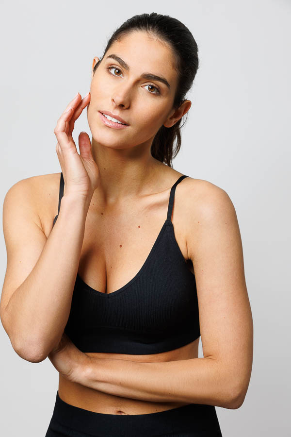 Polas mannequin Paris – lumière naturelle sur tenue de sport noire Portrait lifestyle couple dans la nature