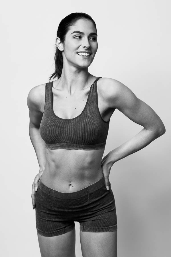 Photographe Polas mannequin à Paris – Tenue de sport grise en noir et blanc Femme seule en extérieur – lumière du soir