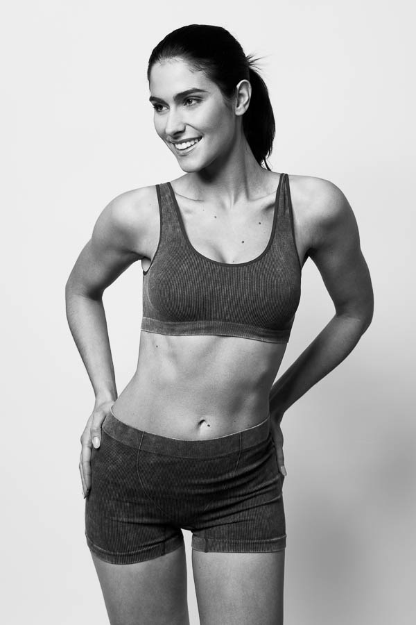 Photographe Polas mannequin à Paris – Tenue de sport grise en noir et blanc Femme au naturel dans un parc parisien