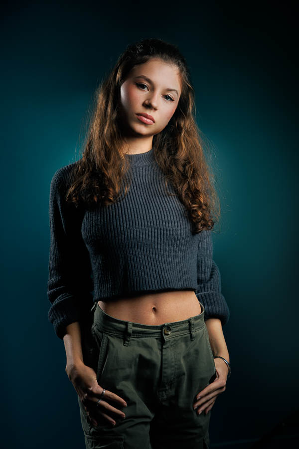 Mannequin en streetwear contemporain – Photographe Polas à Paris Portrait plan américain – hôtesse de l’air en studio dynamique