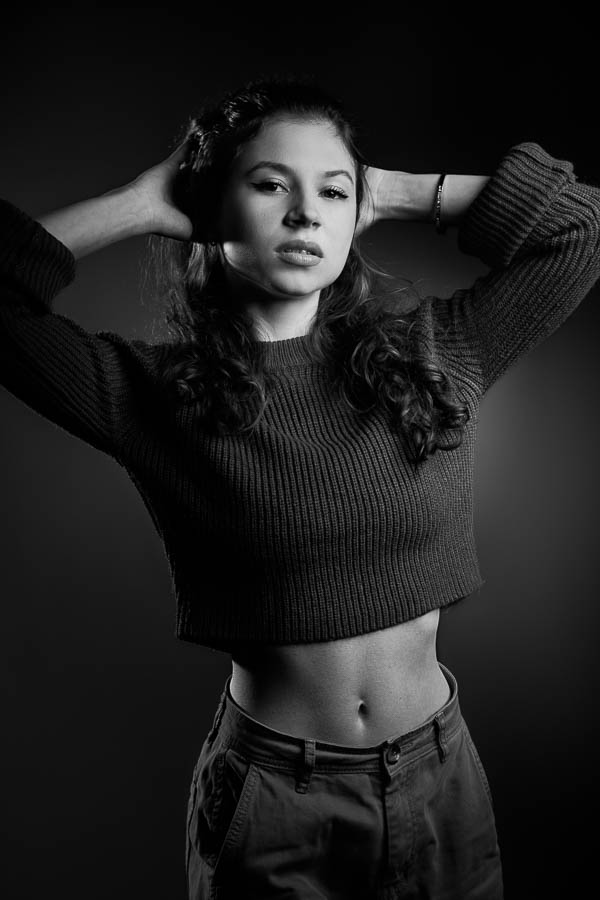 Look urbain féminin – Mannequin en streetwear noir et blanc à Paris Hôtesse de l’air élégante en studio – plein pied