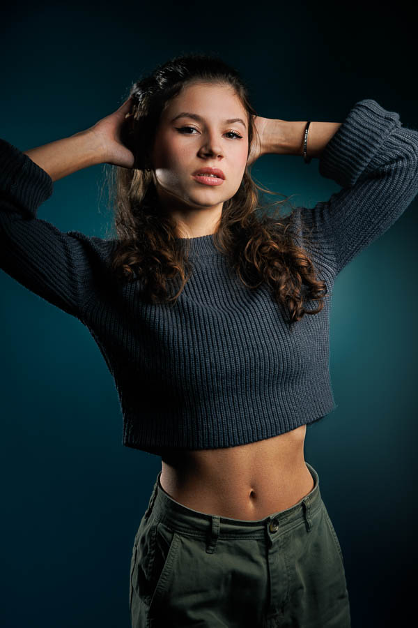 Photographe à Paris – Modèle féminin streetwear Portrait professionnel – hôtesse de l’air plan américain studio