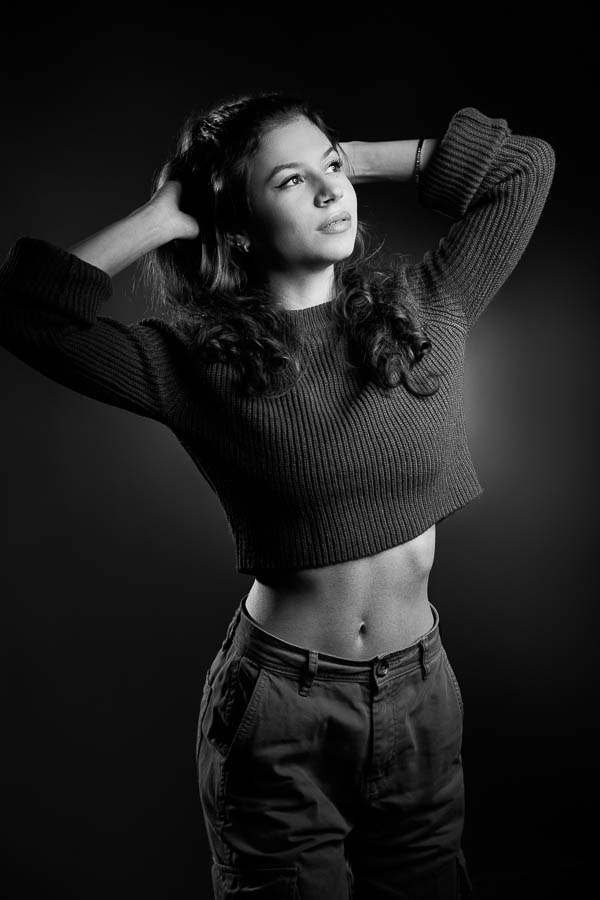 Mode féminine streetwear – Photographe Polas mannequin à Paris Photo hôtesse de l’air en studio – plan américain moderne