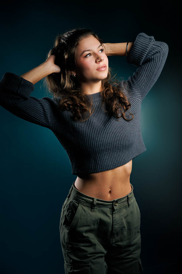 Streetwear chic pour mannequin – Photo Photographe Polas à Paris Shooting PNC en studio – portrait plein pied hôtesse