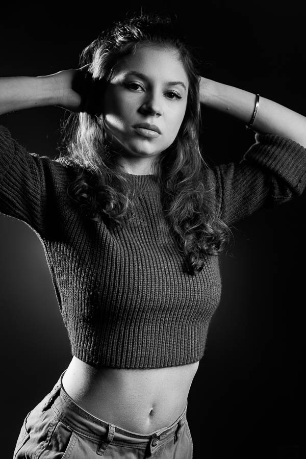 Streetwear monochrome pour femme – Photographe à Paris Photo trois-quarts d'une hôtesse de l'air élégante