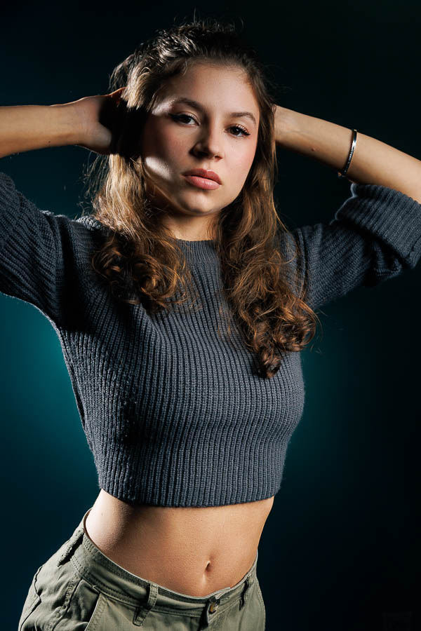 Photographe Polas à Paris – Street style moderne pour femme Shooting PNC – hôtesse de l’air portrait plan américain studio