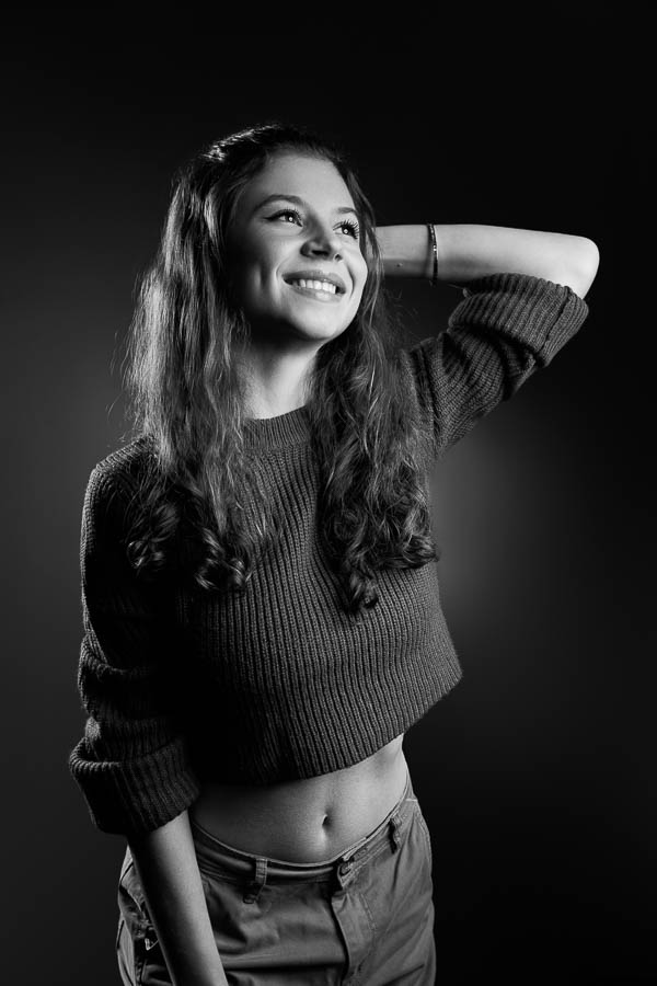 Femme mannequin urbain – Streetwear moderne noir et blanc à Paris Photo professionnelle PNC – plan américain hôtesse