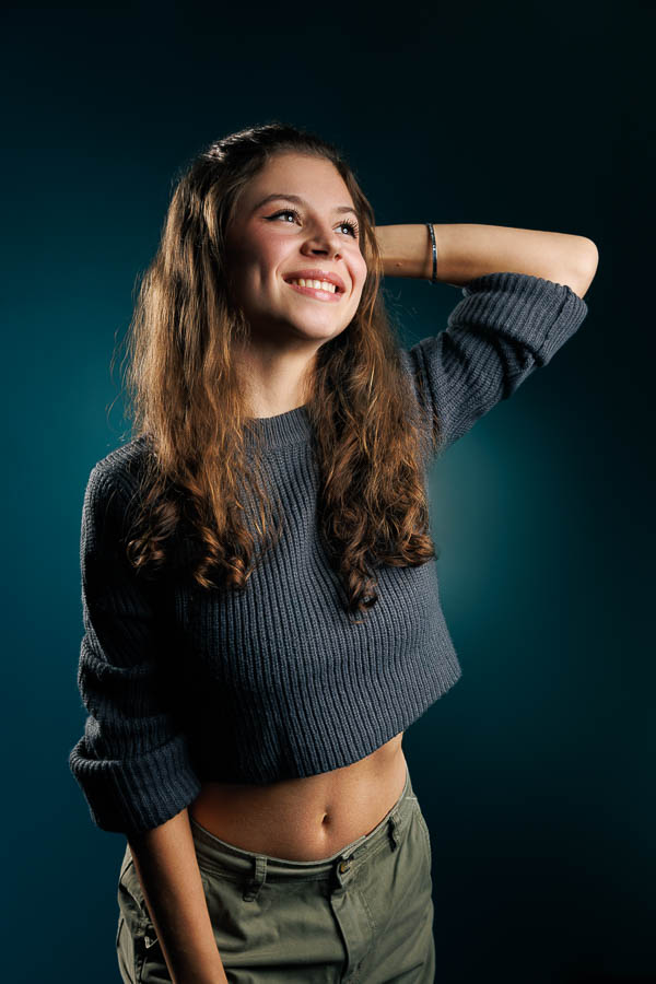 Mannequin femme en streetwear contemporain – Photographe à Paris Studio PNC – portrait plan américain d’hôtesse de l’air naturel