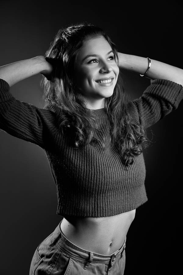 Style féminin streetwear – Mannequin Photographe Polas à Paris Hôtesse de l’air en studio – cadrage plan américain