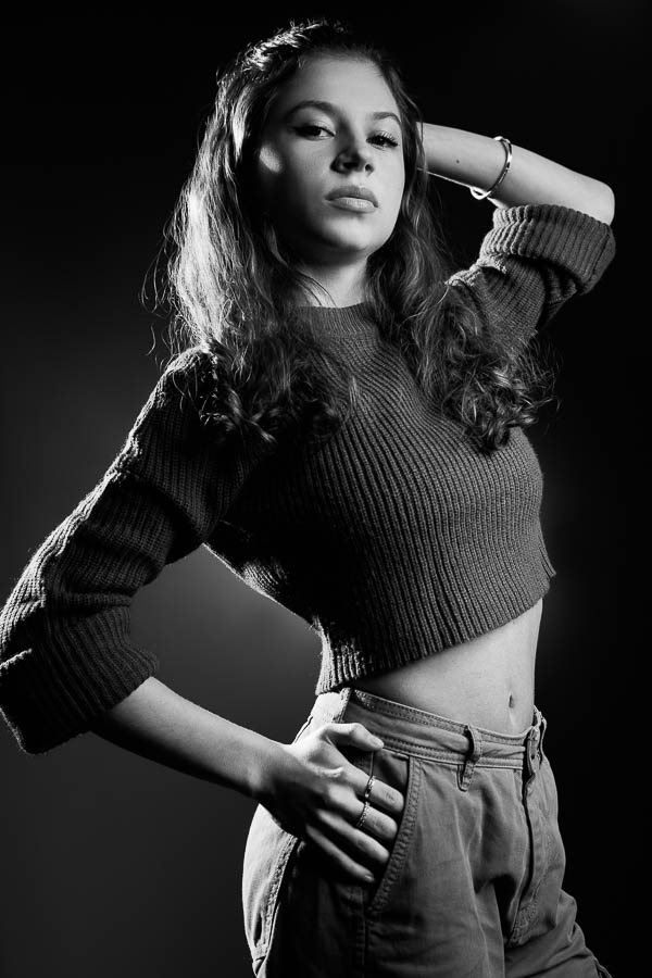 Femme en streetwear minimaliste – Mannequin à Paris par Photographe Polas Studio PNC – photo plan américain pour candidature hôtesse