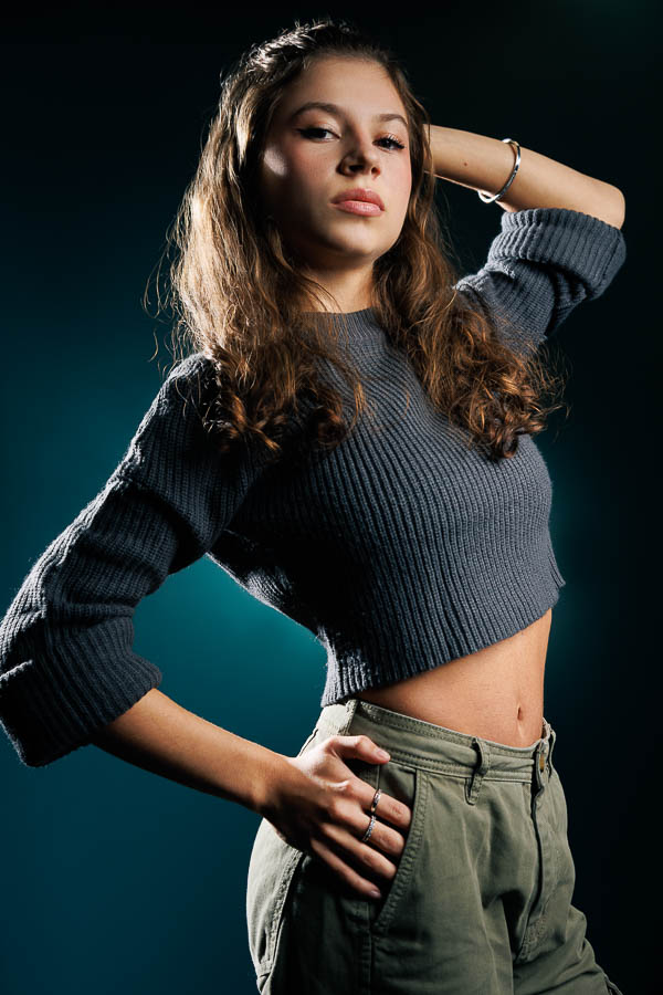 Photographe à Paris – Tenue streetwear tendance pour mannequin féminin Shooting PNC en studio – portrait plein pied hôtesse