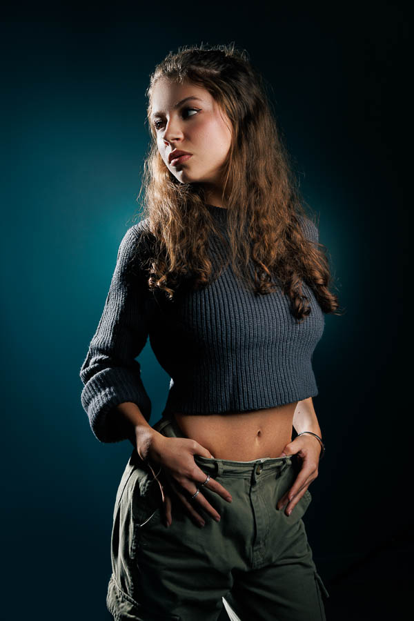 Femme en streetwear minimaliste – Mannequin à Paris par Photographe Polas Shooting PNC – hôtesse de l’air portrait plan américain studio